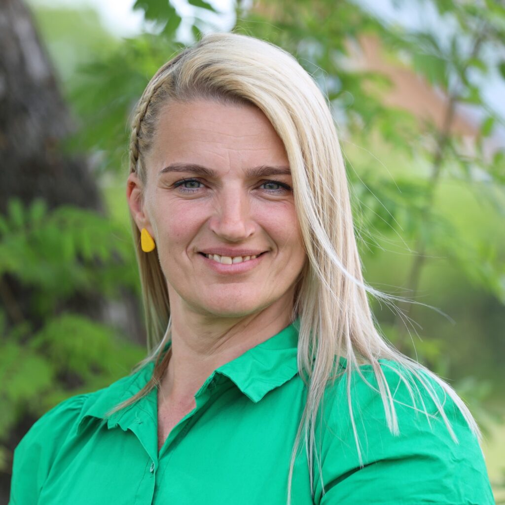 Jane Reiljan-Rajasaar rohelise pluusiga