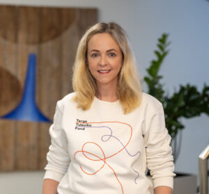 Annika Räim heleda pulloveriga naeratamas