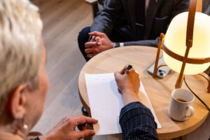 Käsi kirjutab paberile