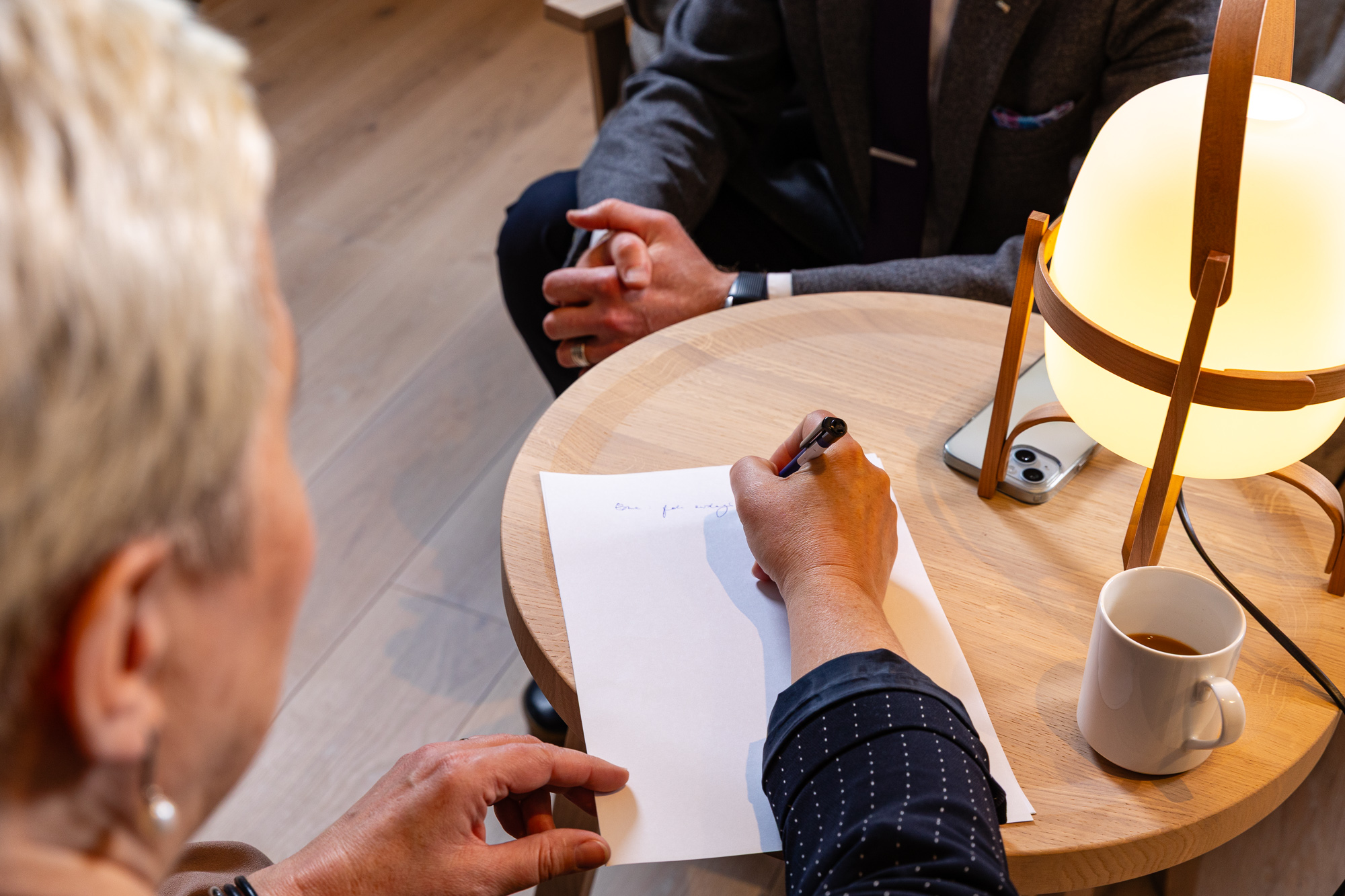 Käsi kirjutab paberile