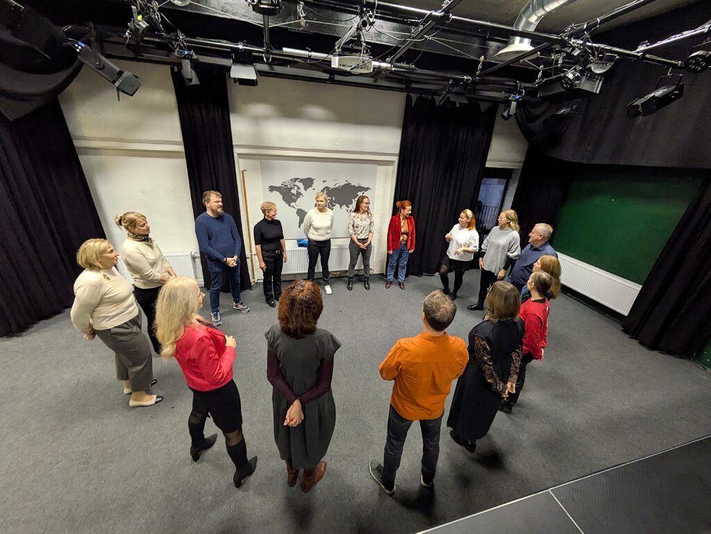 Elu on improvisatsioon. Sündmused ja inimeste vahelised vestlused on kordumatud. Kõik ei lähe täpselt nii nagu plaanisime – ikka ja jälle võib x-tegur kaasa tuu